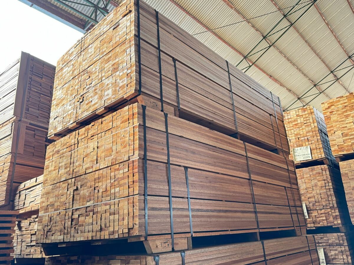 Paquetes de madera aserrada clasificada, apilados y listos para embarque