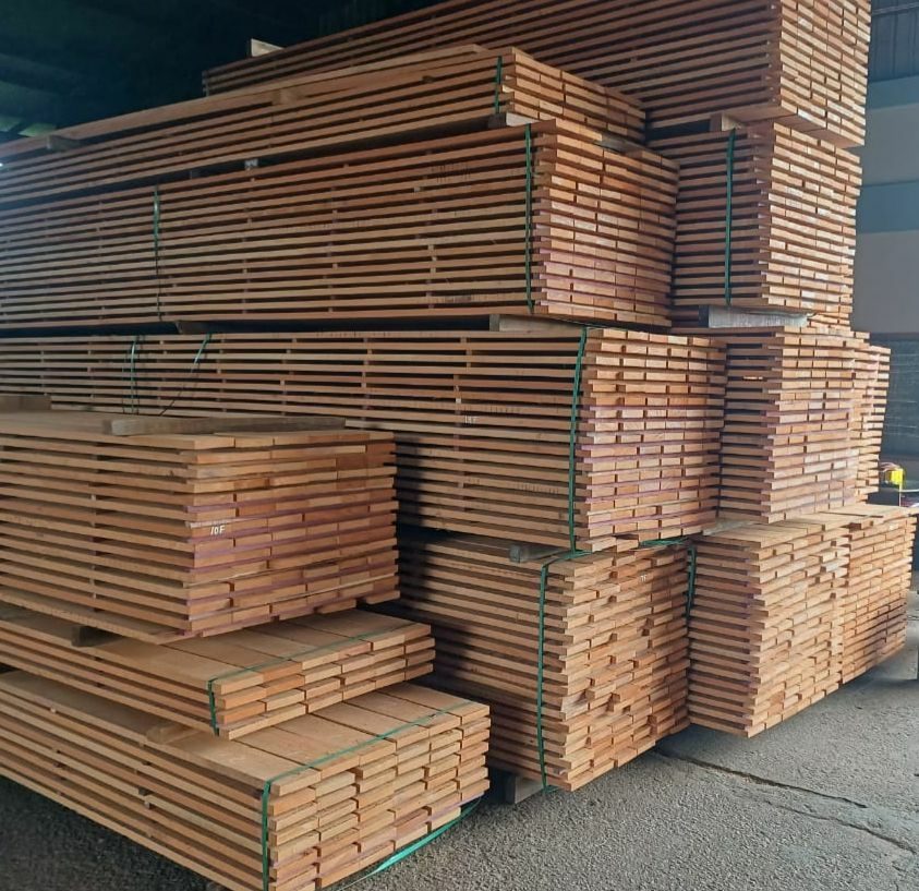 Paquetes de madera aserrada apilados en el almacén